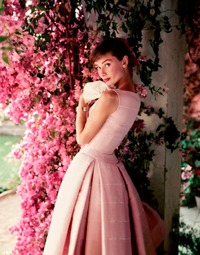 Audrey Hepburn 1955. © Norman Parkinson Ltd/Courtesy Norman Parkinson Archive)