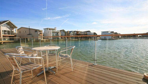 Luxury holiday cottage at Cotswold Water Park